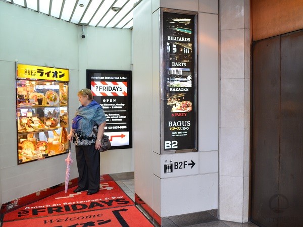Витрина бара "Ginza Lion" издалека привлекает внимание туристов района Уено.