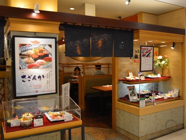 В японских ресторанах сохраняется древняя традиция вешать над входной дверью льняные занавески, чтобы посетитель, входя, наклонил вперед голову.