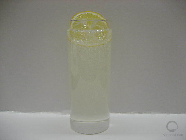 Lemonade decorated with a slice of lemon
