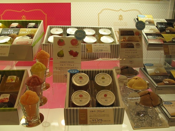 In order to demonstrate, that the product is cool and refreshing, ice cream models are placed in ice cubes models.