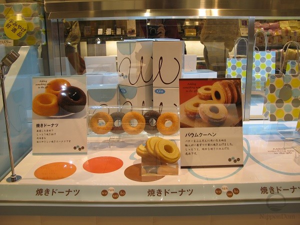 Для стимулирования продаж десертов премиум-класса на витрине выставлена информация о производителе и уникальном составе продукции.