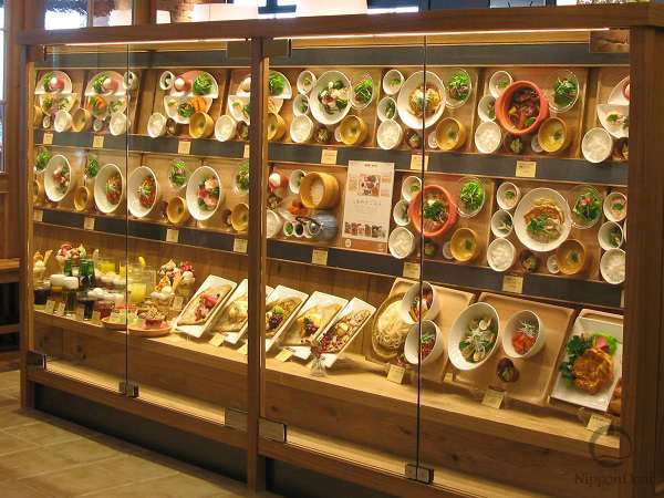 Организация фуд-корта с помощью муляжей блюд в витрине заведения