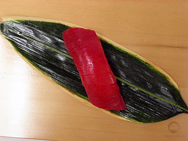 Муляж суши "красный тунец (14)"