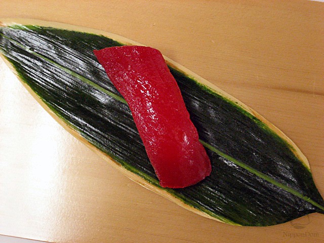 Муляж суши "красный тунец (15)"