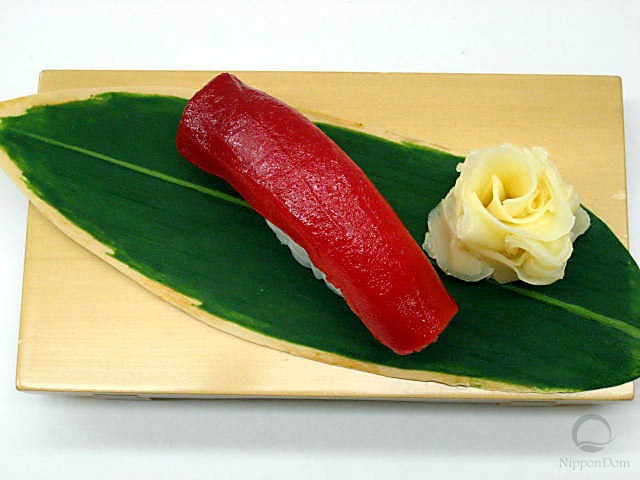 Муляж суши "красный тунец (16)"