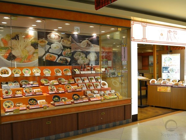 Close-up photos of restaurant’s signature dishes, used for decoration, make a display window even more attractive.
