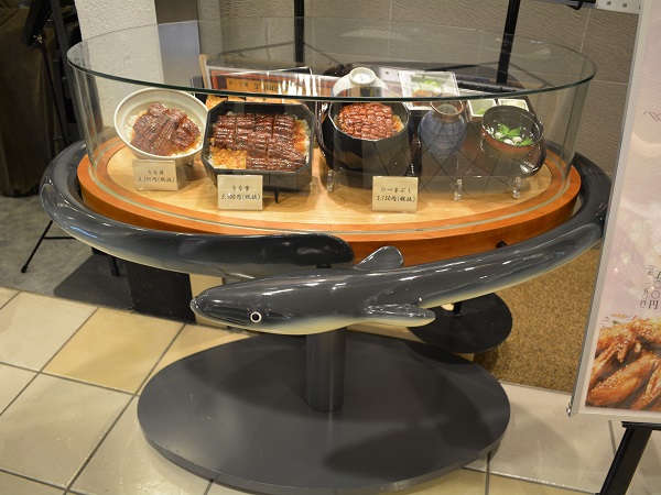 A great option, when there is no possibility to arrange a separate display window: a portable display box with the models of the restaurant’s signature dishes.