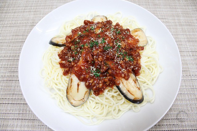 Spaghetti with eggplant and meat sauce