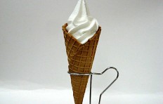 Vanilla ice cream cone (medium)